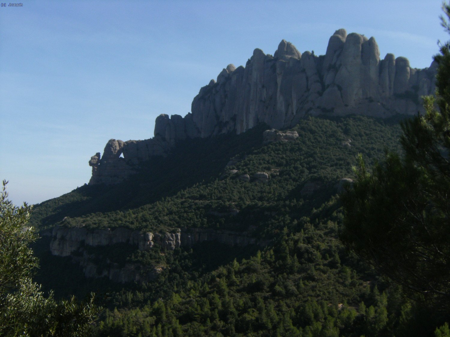 Montserrat y Les Agudes con otras vistas debido a los cambios de luz