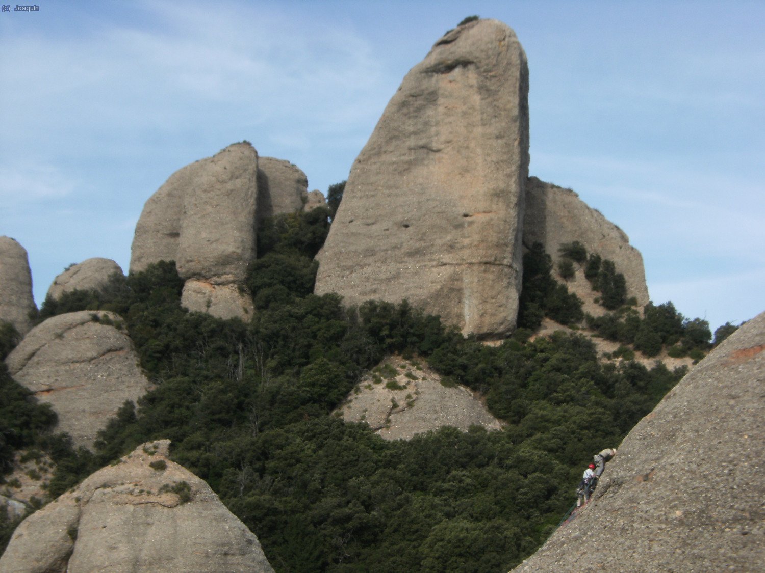 Escaladores y detr&aacute;s Les Agulles