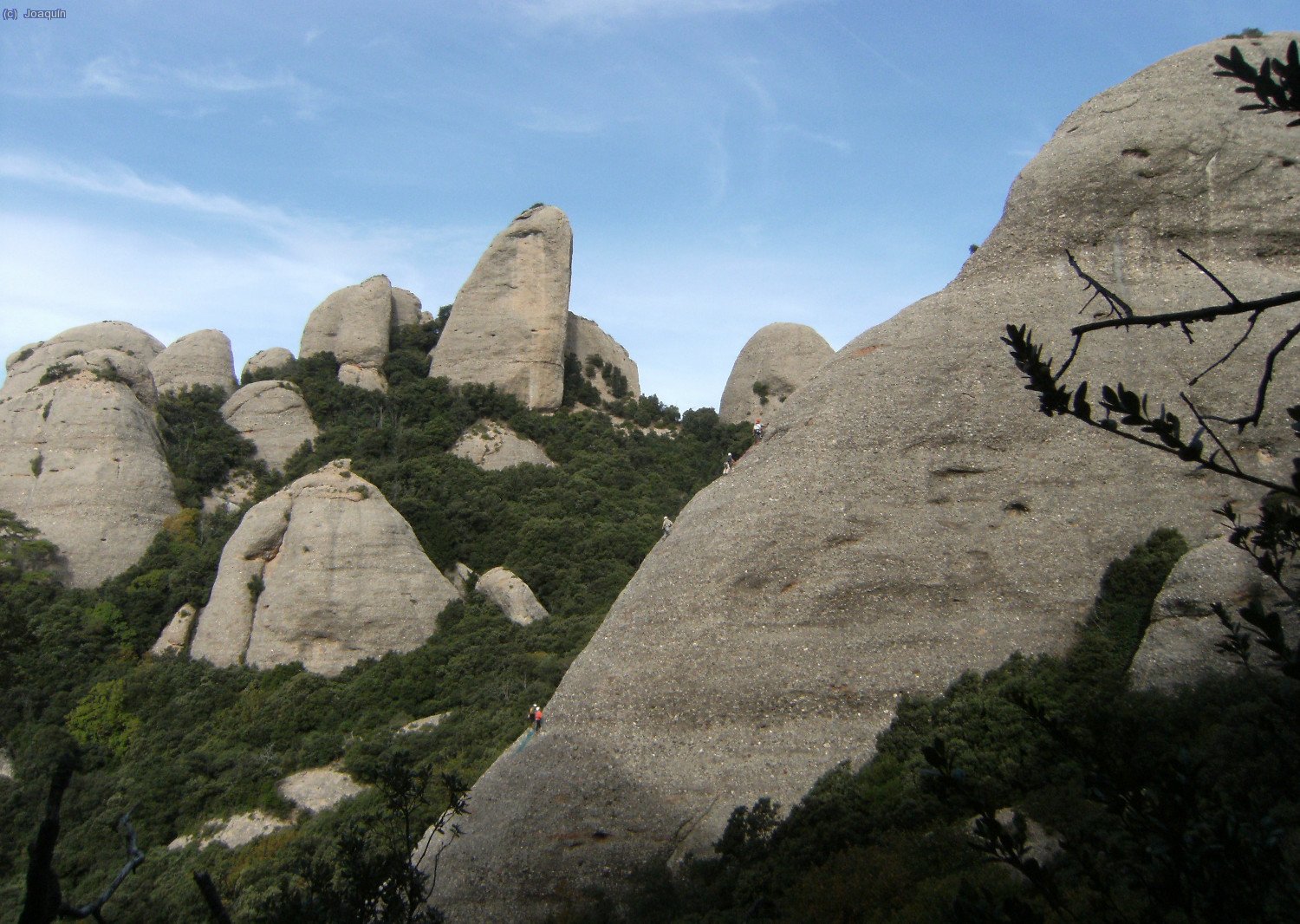 Escaladores y detr&aacute;s Les Agulles