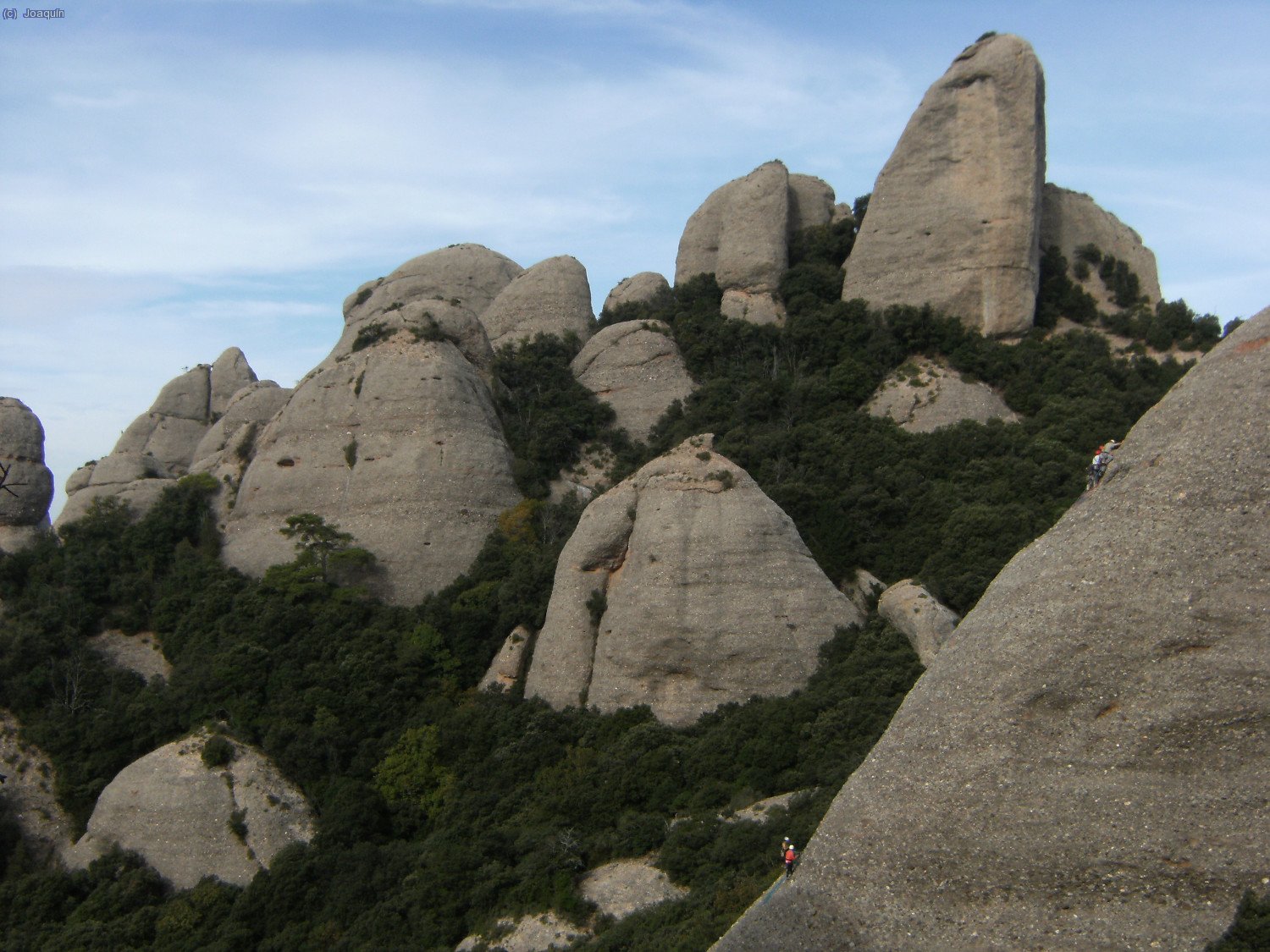 Escaladores y detr&aacute;s Les Agulles