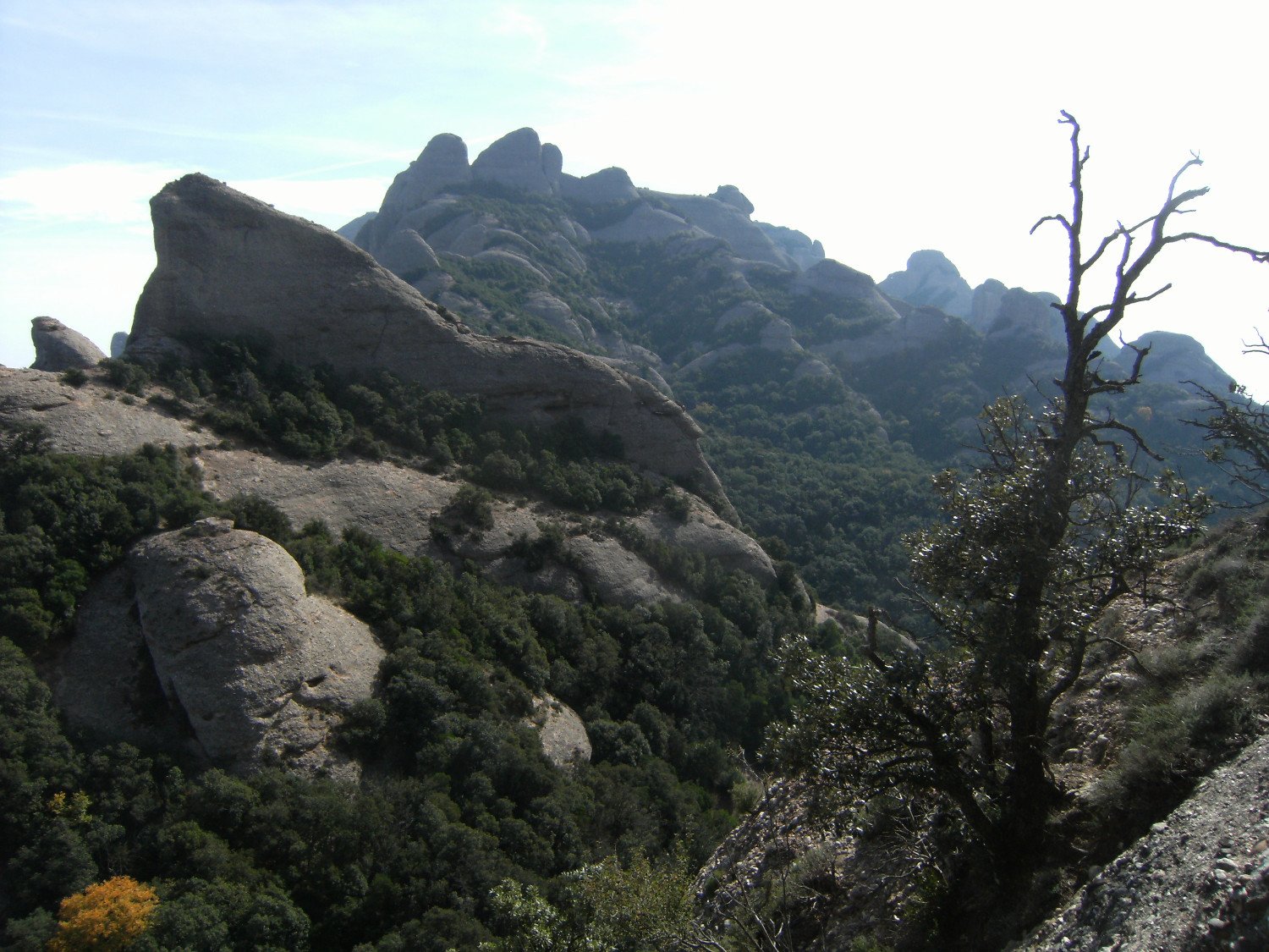 Vistas al otro lado de Els Frares Encantats
