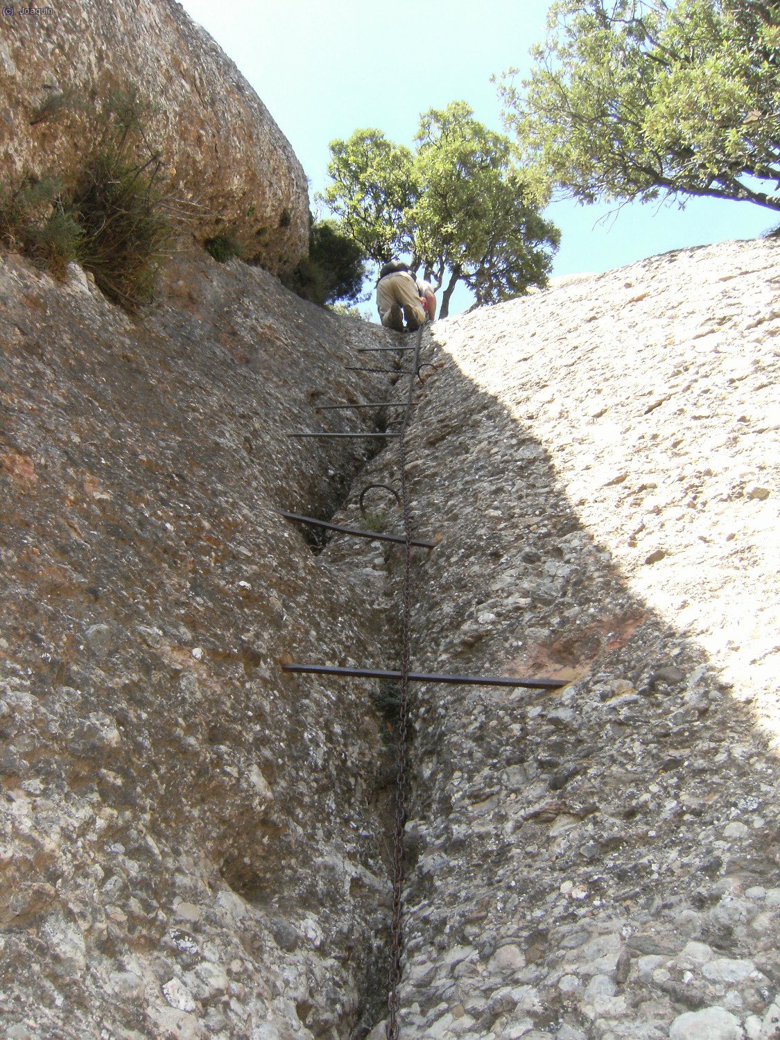 Paco en la segunda cadena o v&iacute;a ferrata