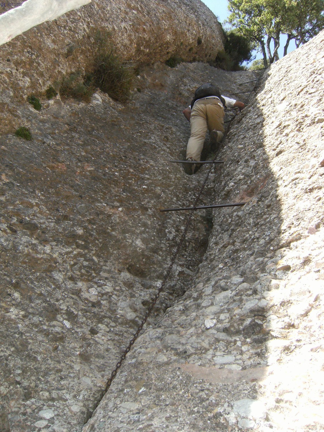 Paco en la segunda cadena o v&iacute;a ferrata