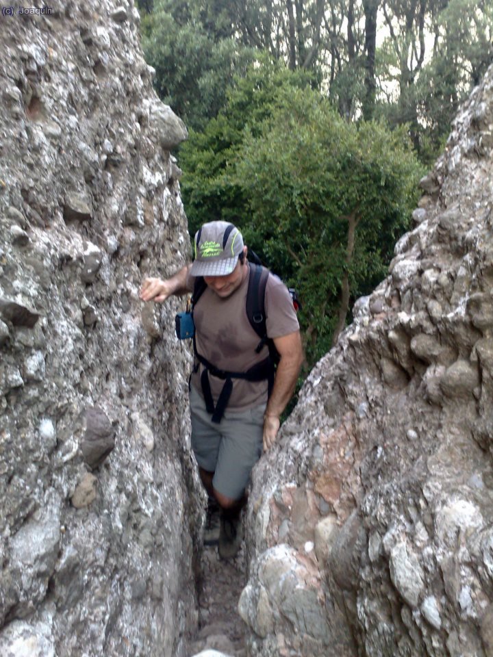 Joaqu&iacute;n Terr&eacute;s pasando entre Les Agulles