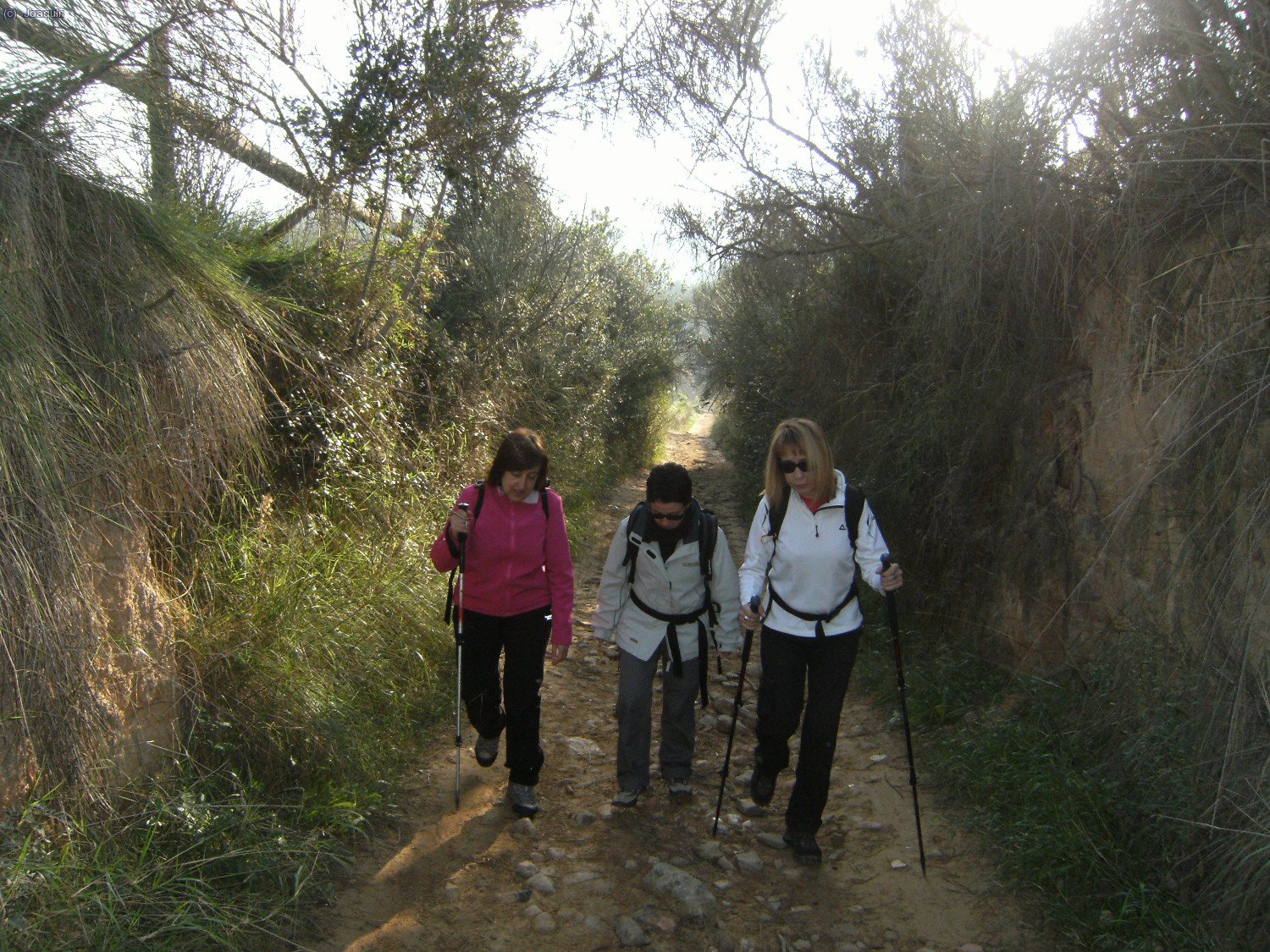 Saliendo de Can Rabella hac&iacute;a Les Escletxes. Delante Ana, Piluca y Anna.