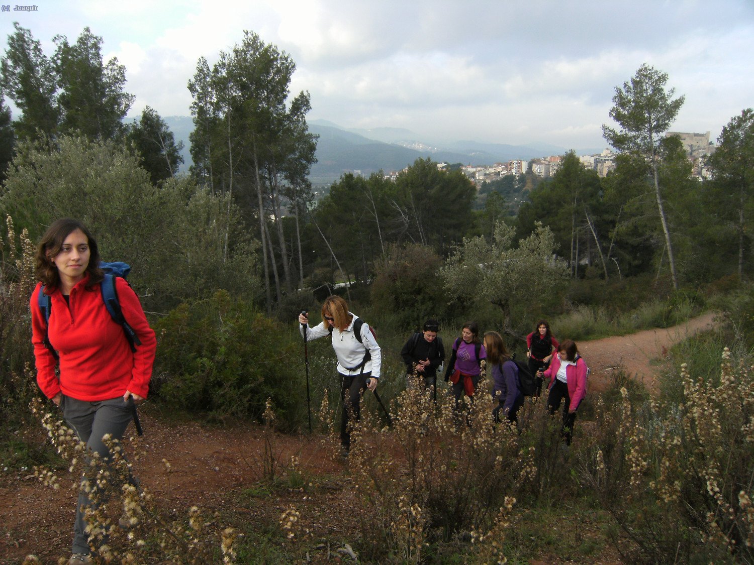 Camino de Les Escletxes. Delante Ana.