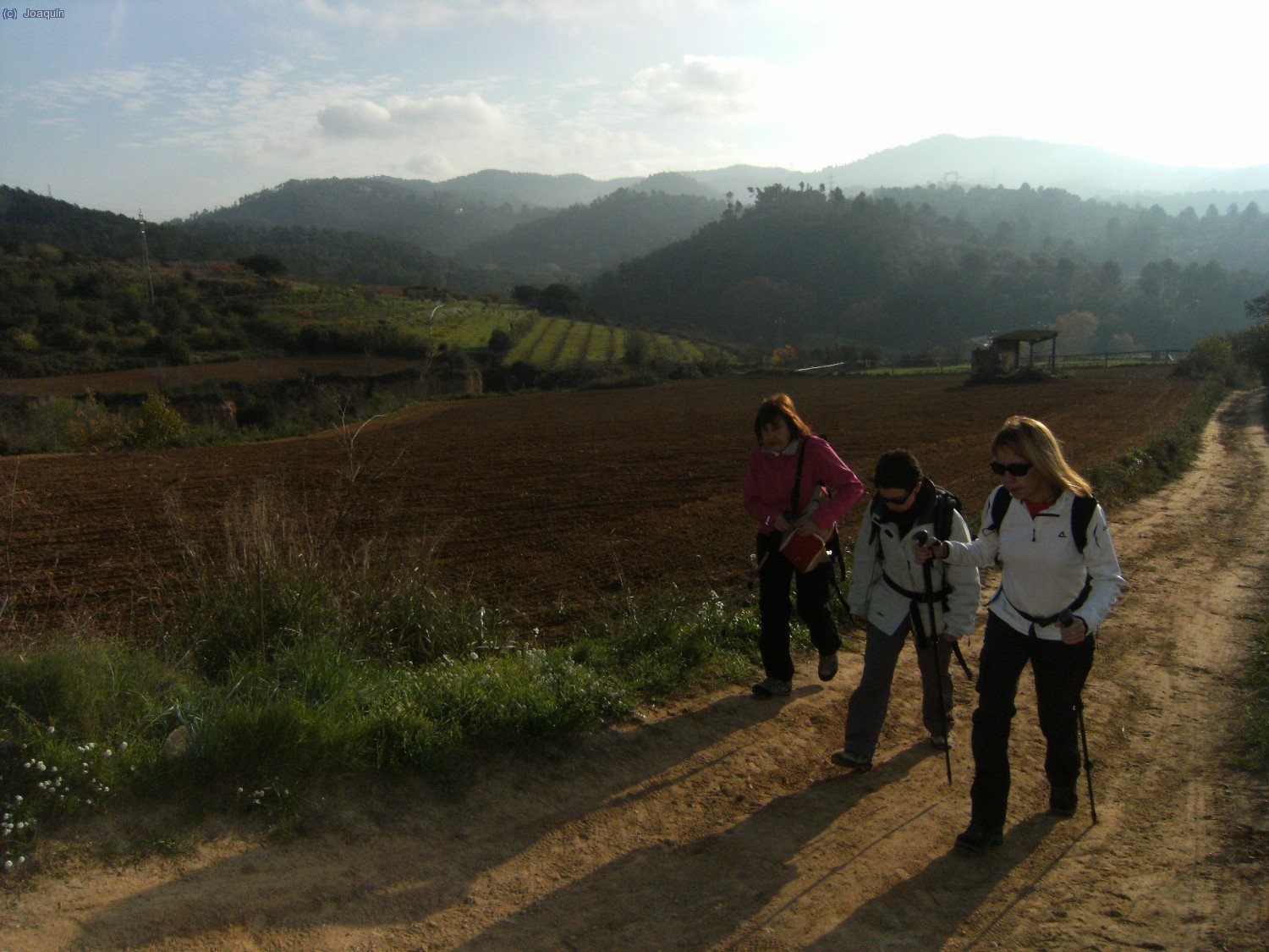 Saliendo de Can Rabella hac&iacute;a Les Escletxes. Delante Ana, Piluca y Anna. al fondo Collserola.