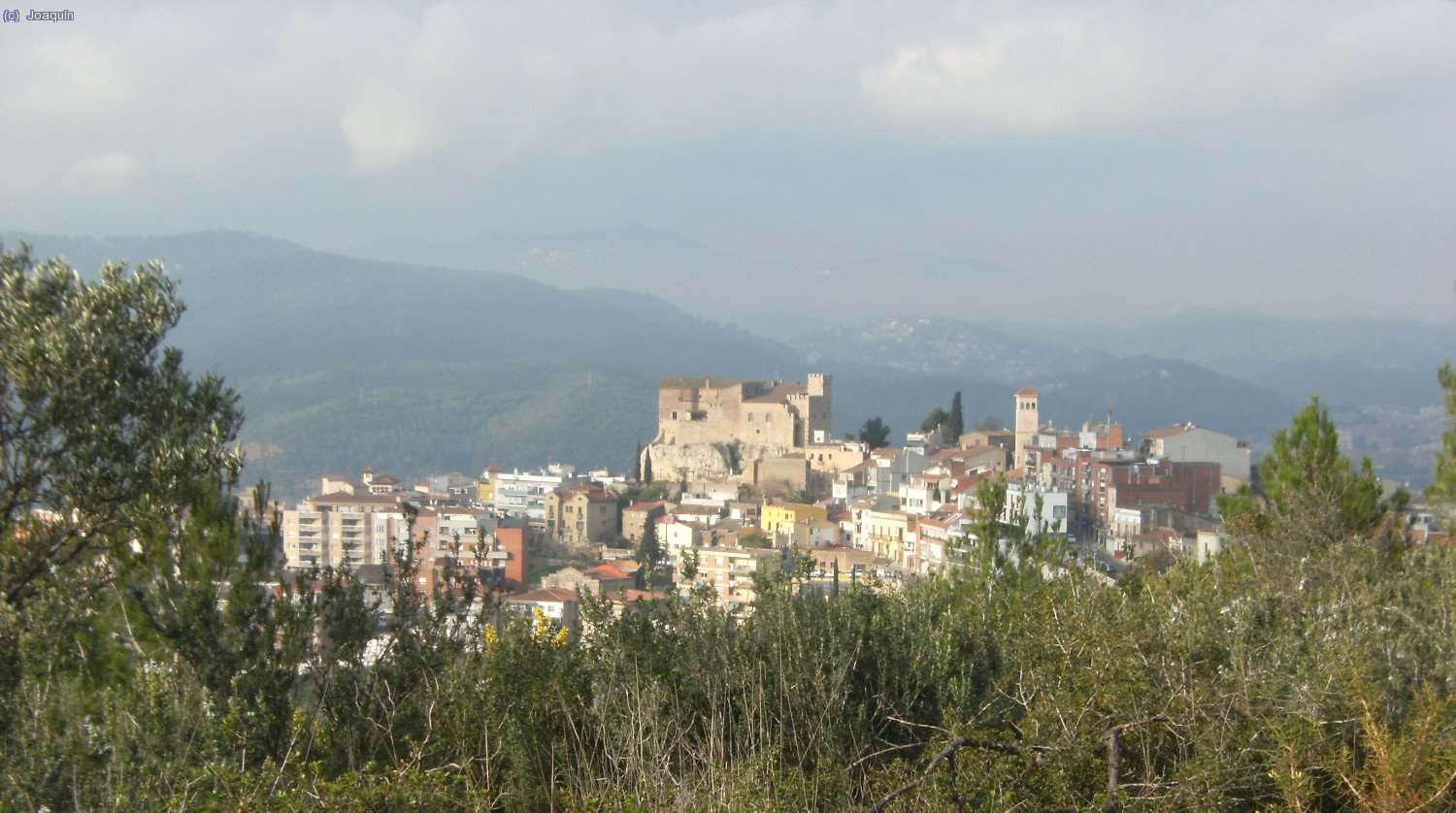 Al fondo El Papiol y su castillo.