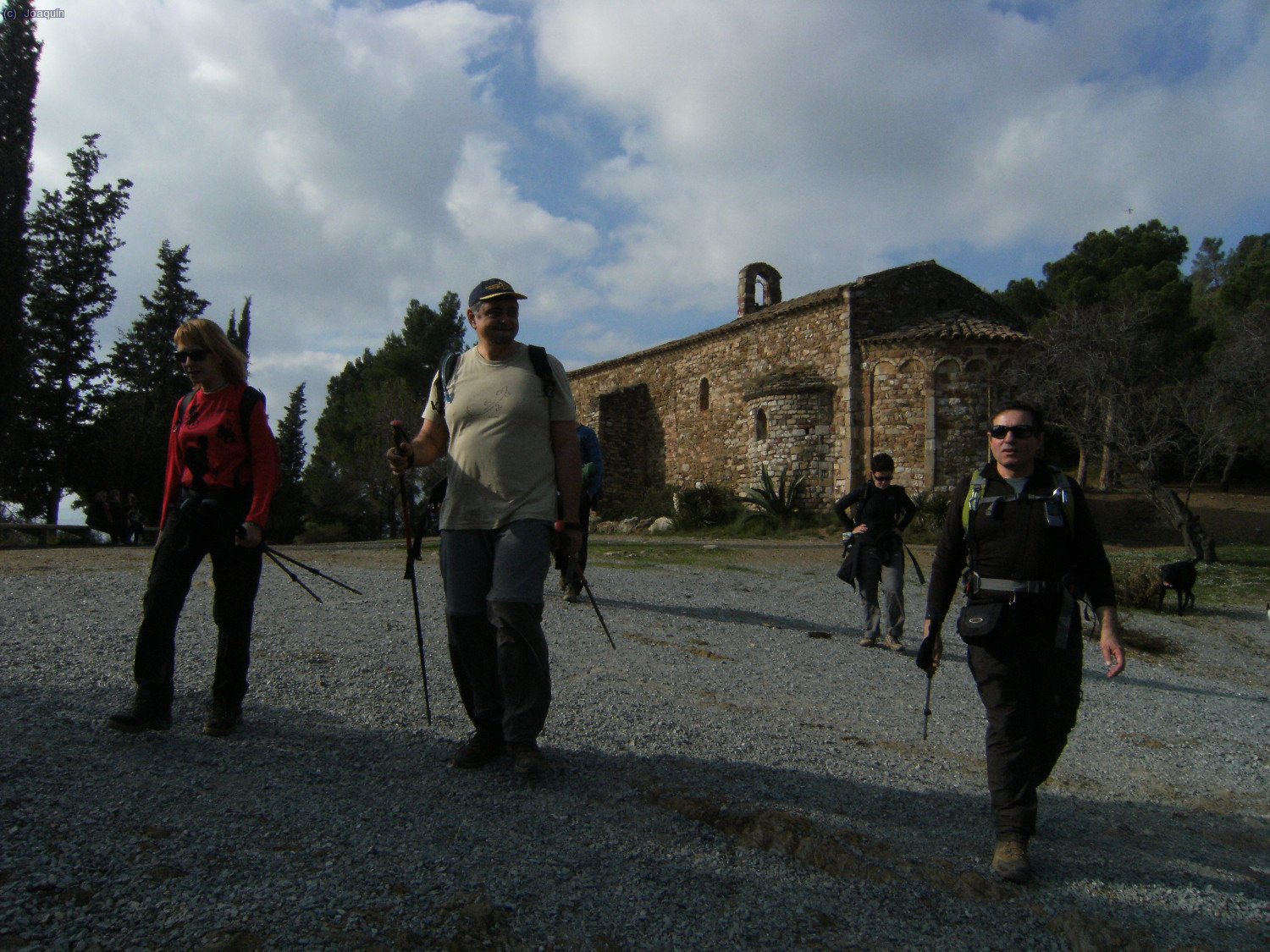 Anna, Francesc y Kike dejando atr&aacute;s la Ermita de La Salut
