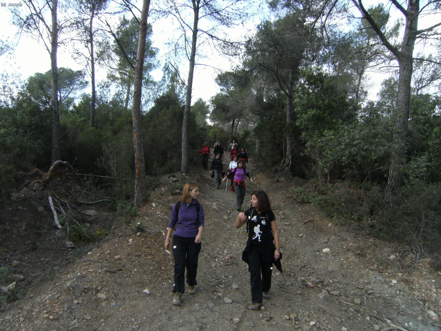 Bajamos a la Rierada. Delante Xenia y Eva.