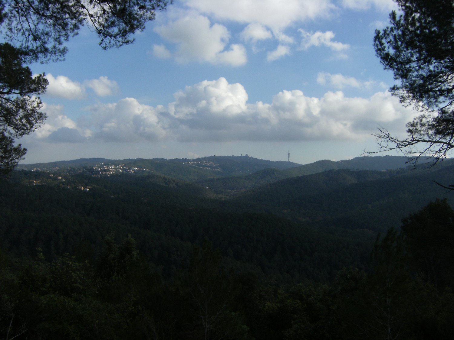 Al fondo la cima de Collserola: el Tibidabo y la torre de telecomunicaciones