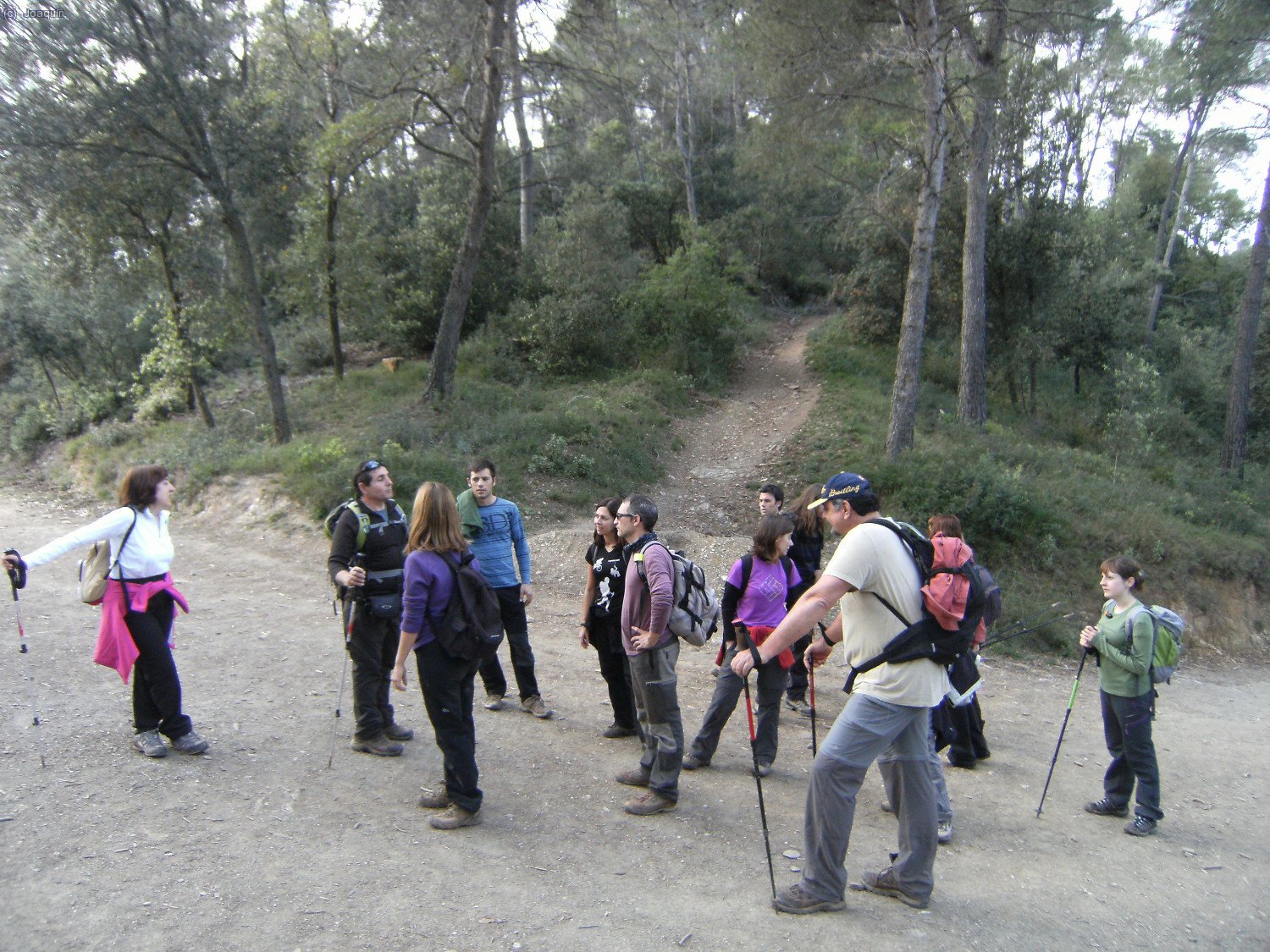 Otro cruce sendas y caminos. Decidimos acercarnos al Tur&oacute; de La Pineda