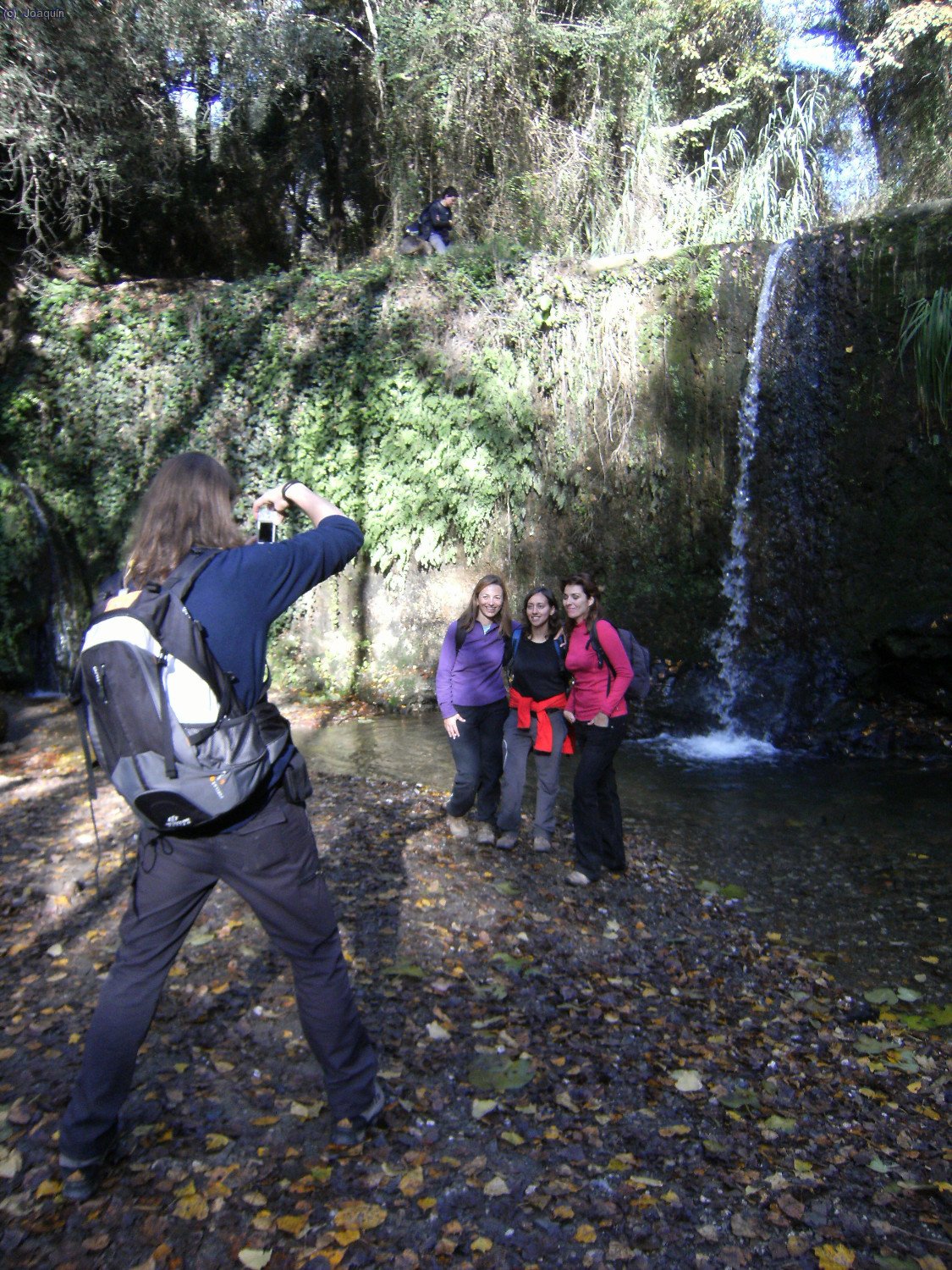 Juan haci&eacute;ndoles fotos a Ana, Xenia e Irene en el Salt