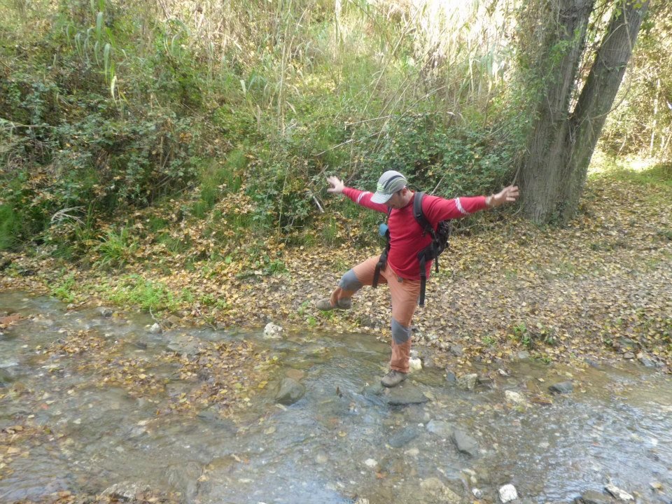 Joaqu&iacute;n Terr&eacute;s  (cruzando la Riera de la Rierada o de Vallvidrera (Foto: Juan)