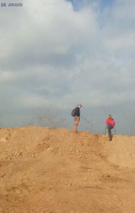 Joaqu&iacute;n y Anna buscando el camino a Coll d’en Faura (Foto: Juan)