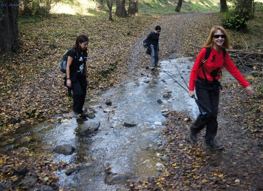 Cruzando la Riera de la Rierada o de Vallvidrera. Delante Anna y Eva (Foto: Marc)