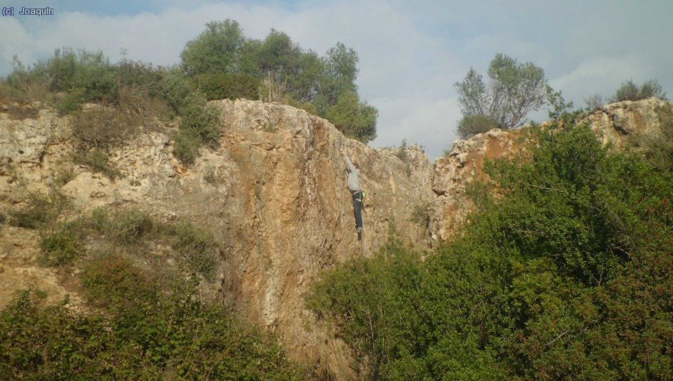 Escalando en Les Escletxes (Foto: Juan)