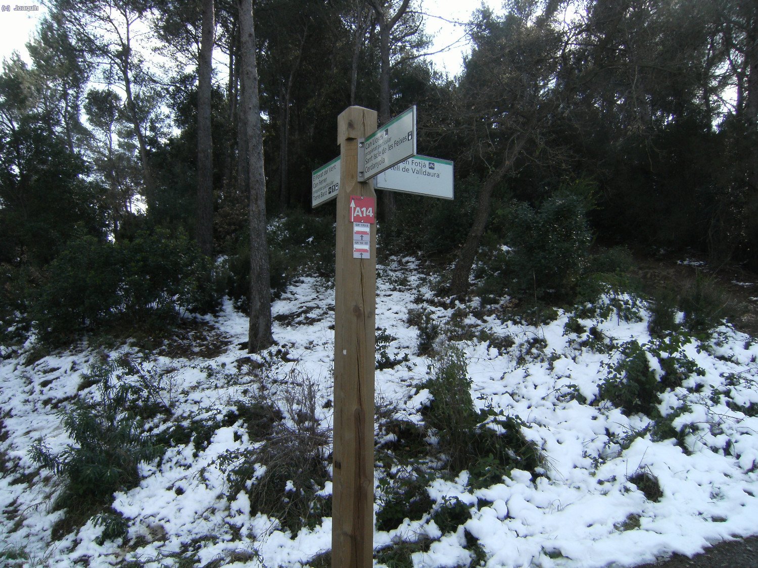 Indicaciones en un cruce en el G.R., con la subida al Tur&oacute; d