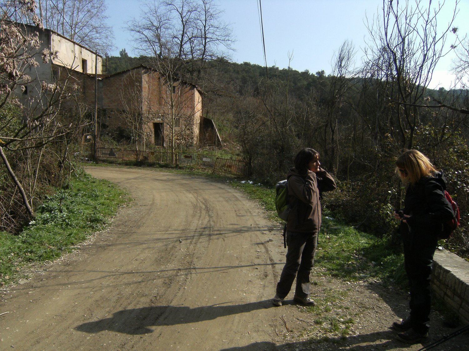 Detr&aacute;s de Raquel y Anna, Can Ferm&iacute;