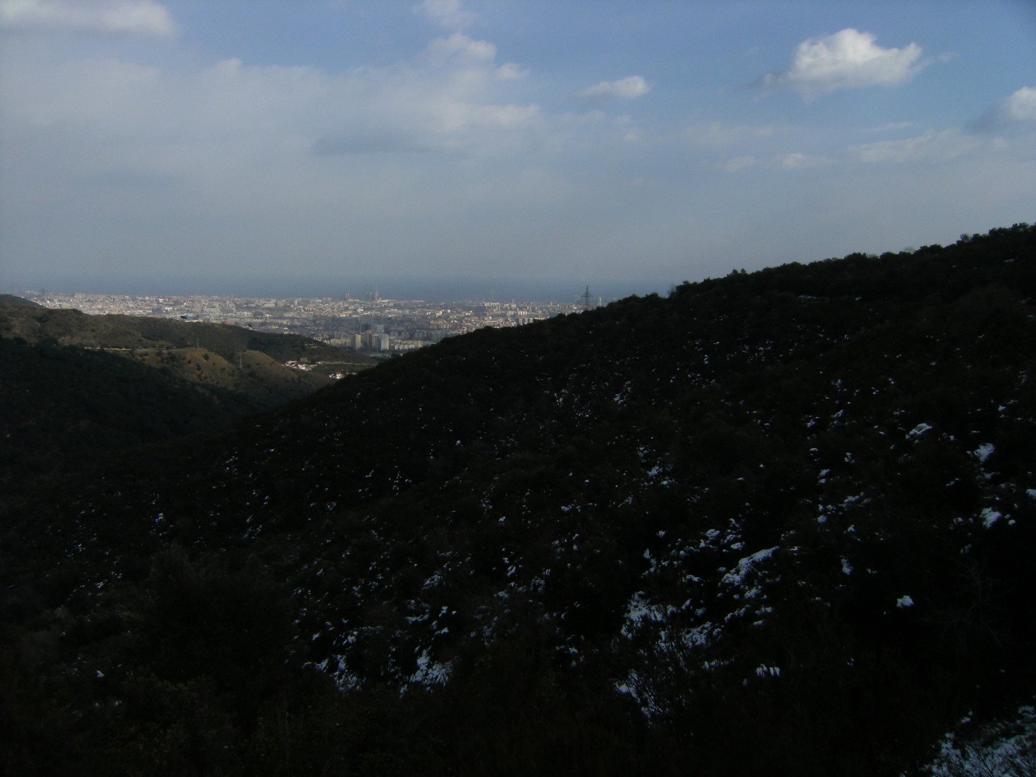 Barcelona al final de las nevadas laderas de Collserola
