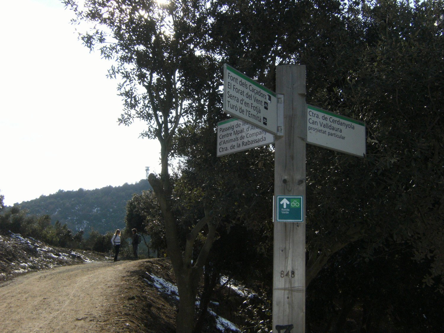 Cruce en el Portell de Valldaura. Al fondo, detr&aacute;s de Anna y Raquel, el Tur&oacute; de Valldaura