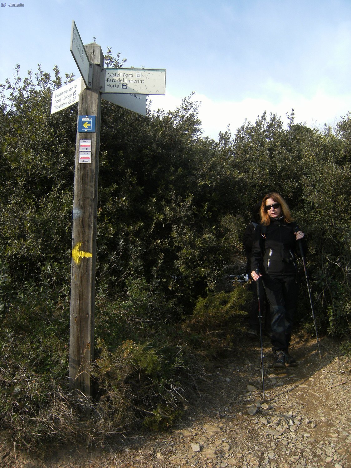 Anna en el cruce para bajar a Barcelona por el Castell Fort&iacute;