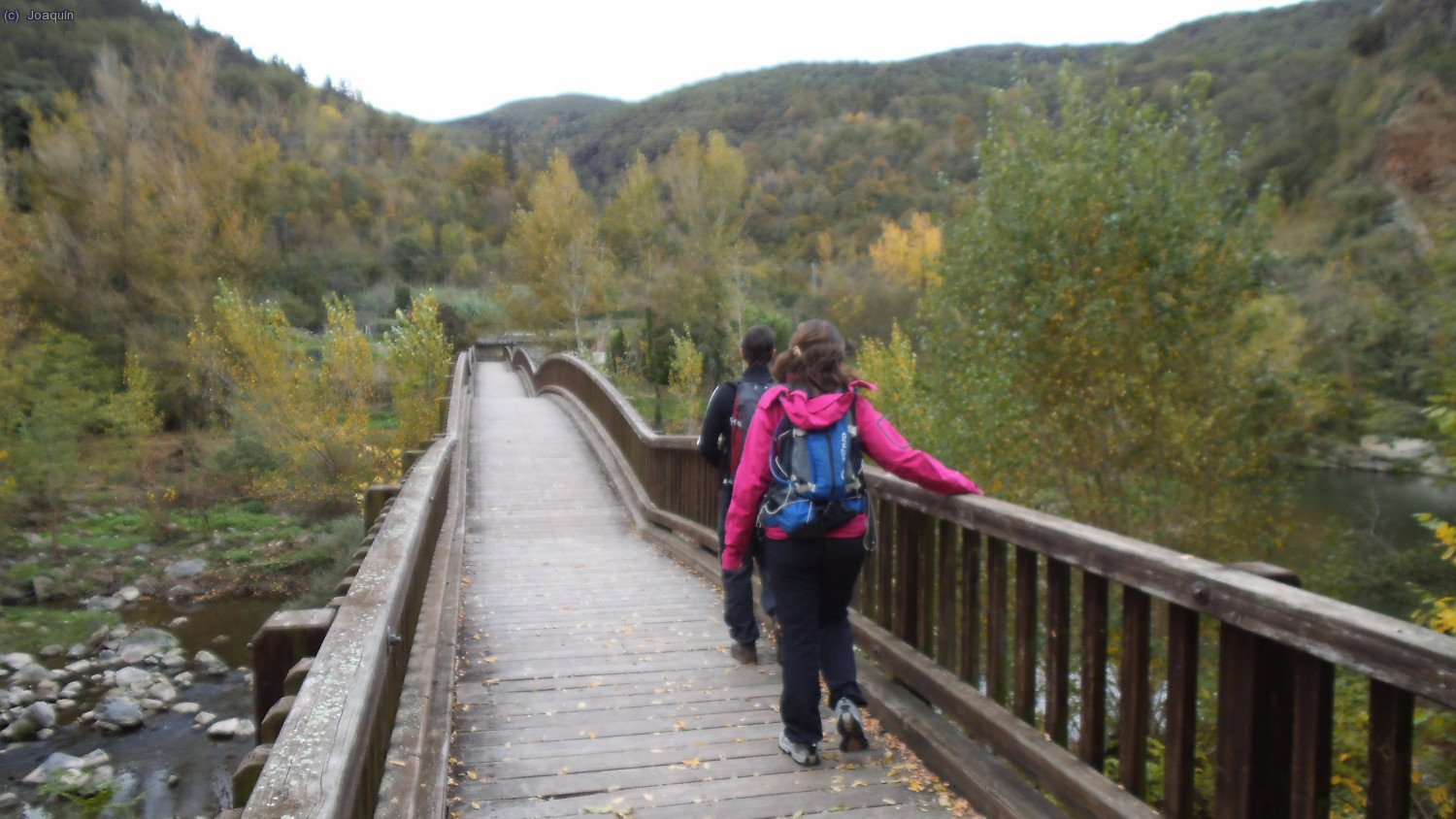 Cruzando la pasarela del R&iacute;o Fluvi&aacute;