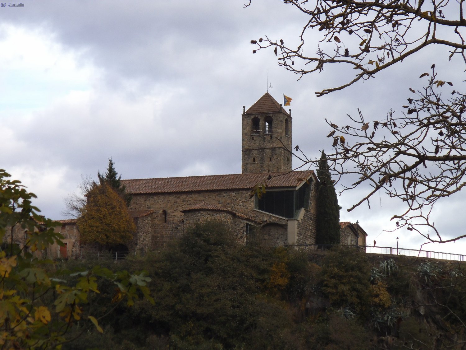 Atr&aacute;s queda Castellfollit de La Roca