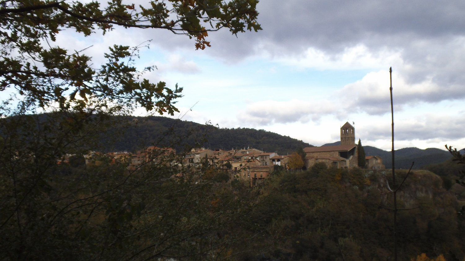 Atr&aacute;s queda Castellfollit de La Roca