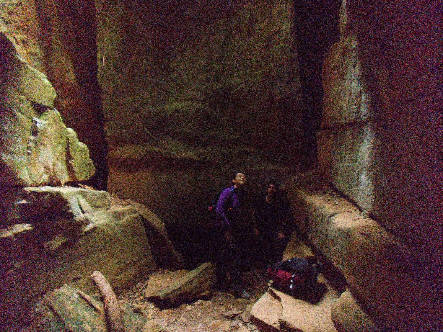 Patricia y Fran dentro de las Baumes d