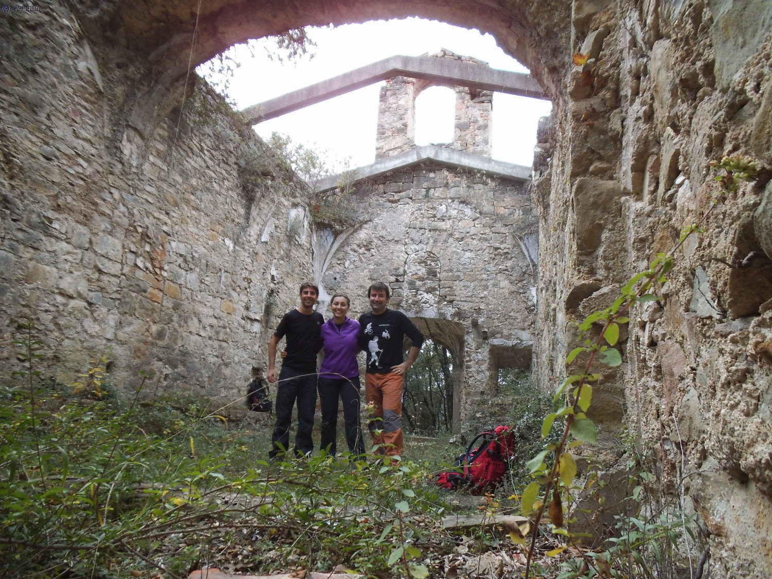 el grupo en la arruinada iglesia de la Mare de D&egrave;u de Mont-ros