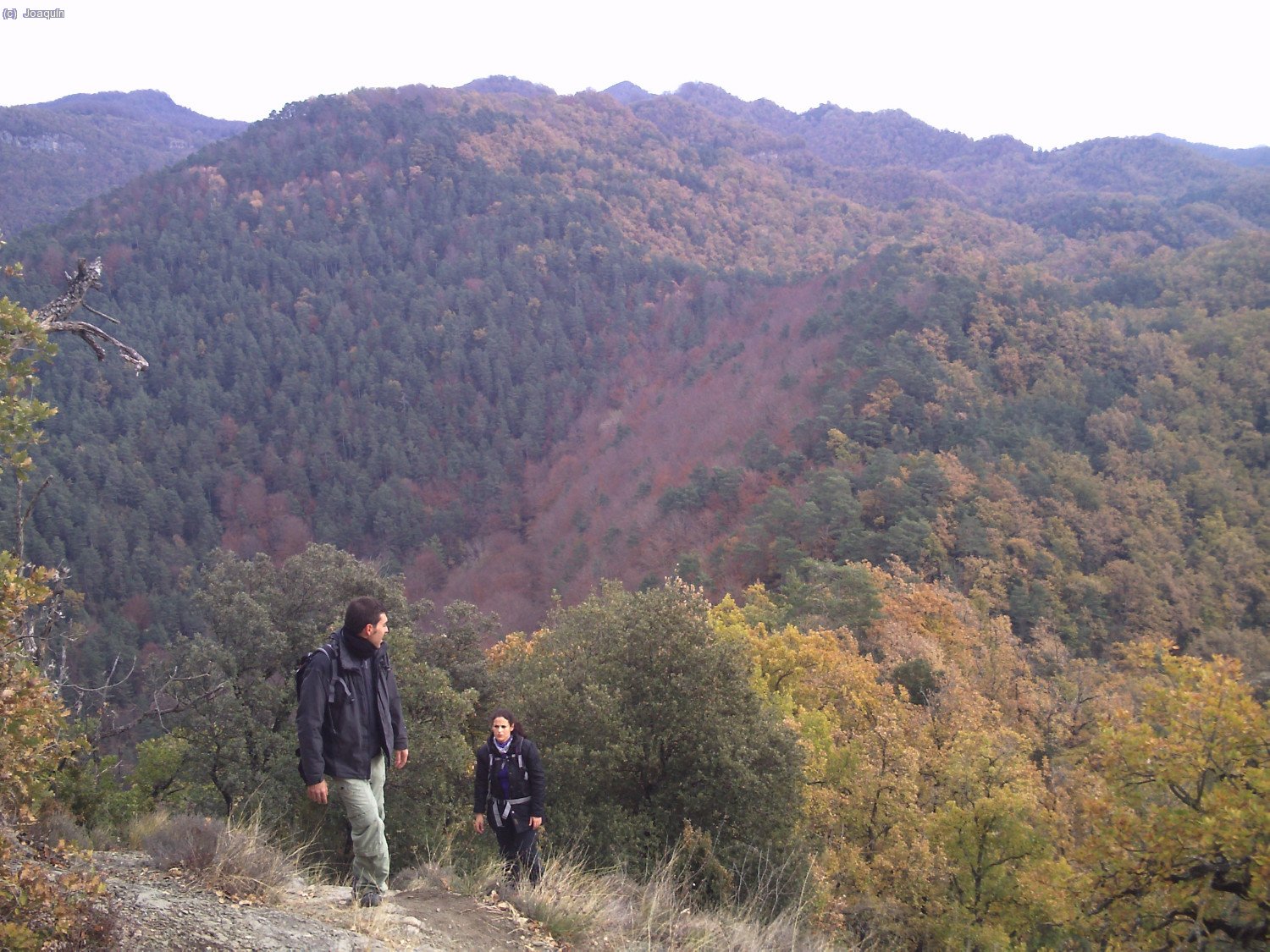 Javi y Gemma en la senda cimera de la Sierra dels Bufadors