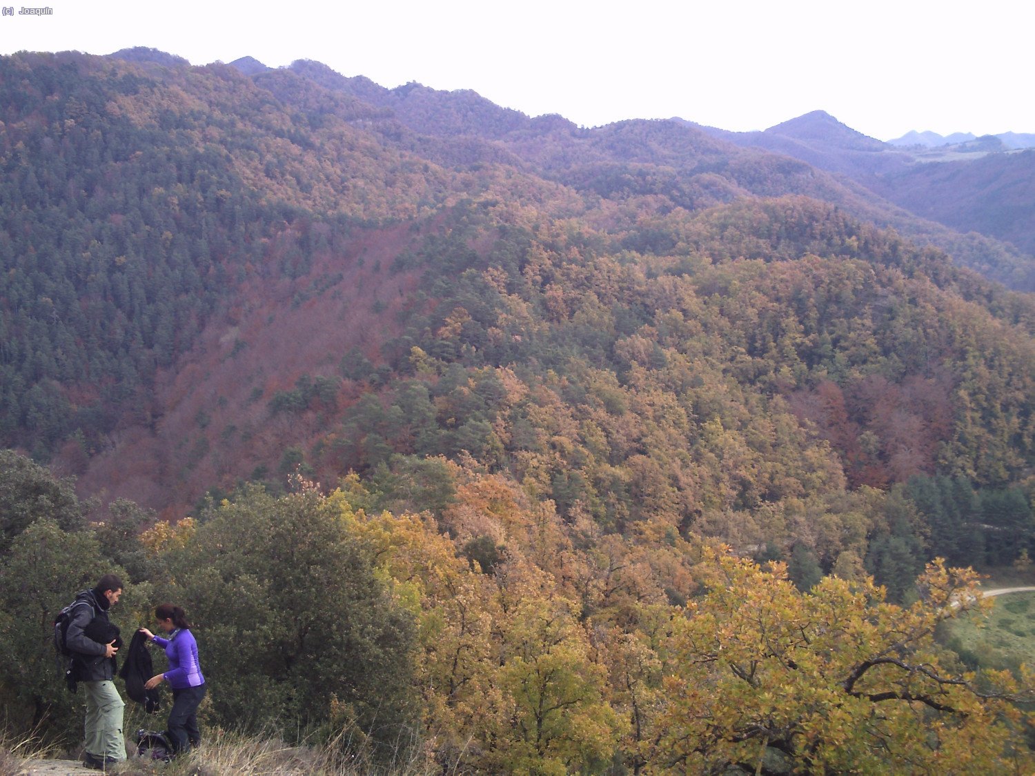 Javi y Gemma en la senda cimera de la Javi y Gemma en la senda cimera de la Sierra dels Bufadors