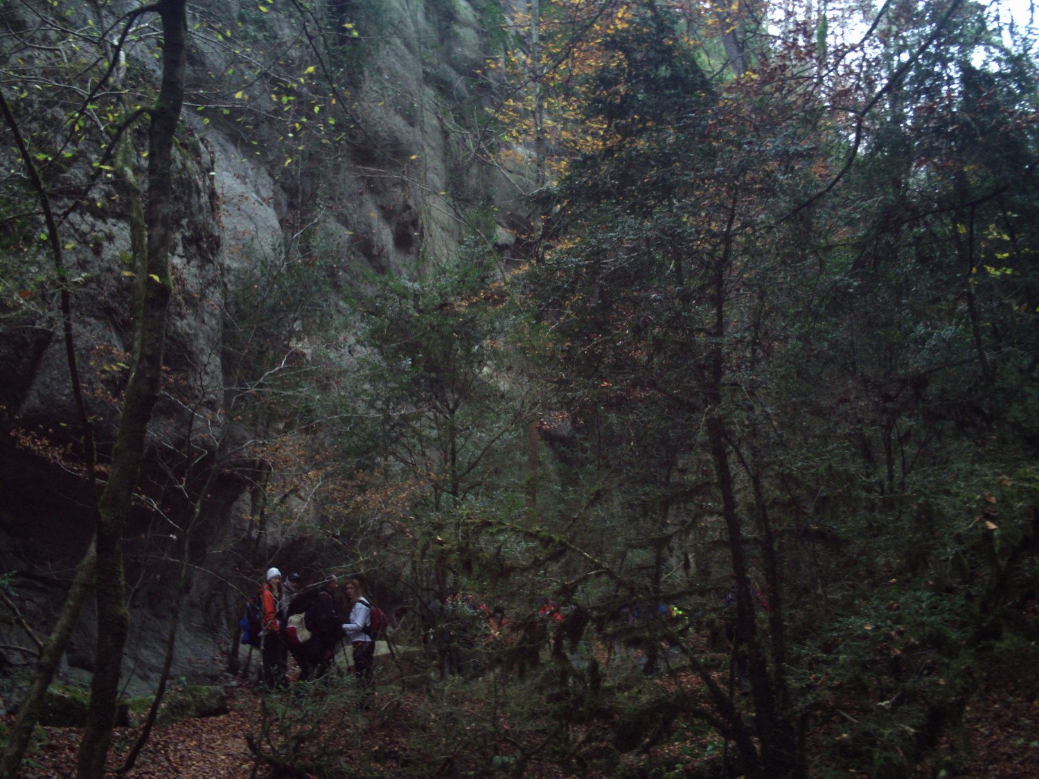 Entre las paredes en la cara norte de la Sierra dels Bufadors