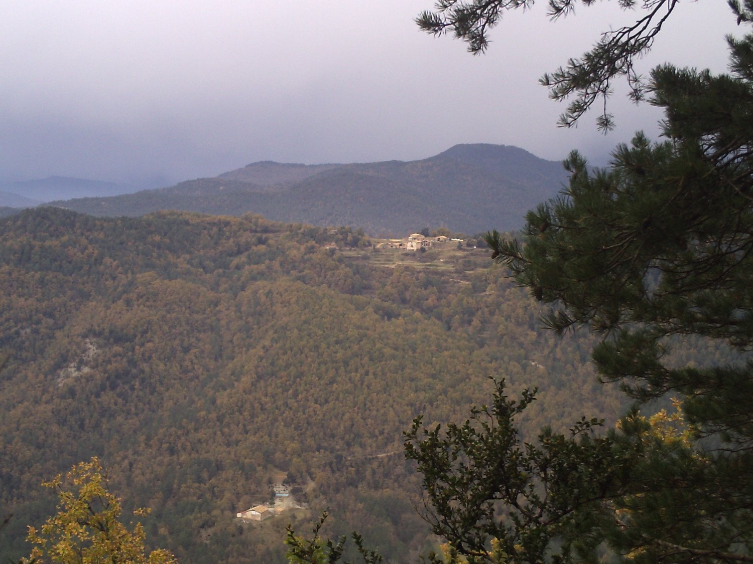 En el centro Lla&eacute;s Serra
