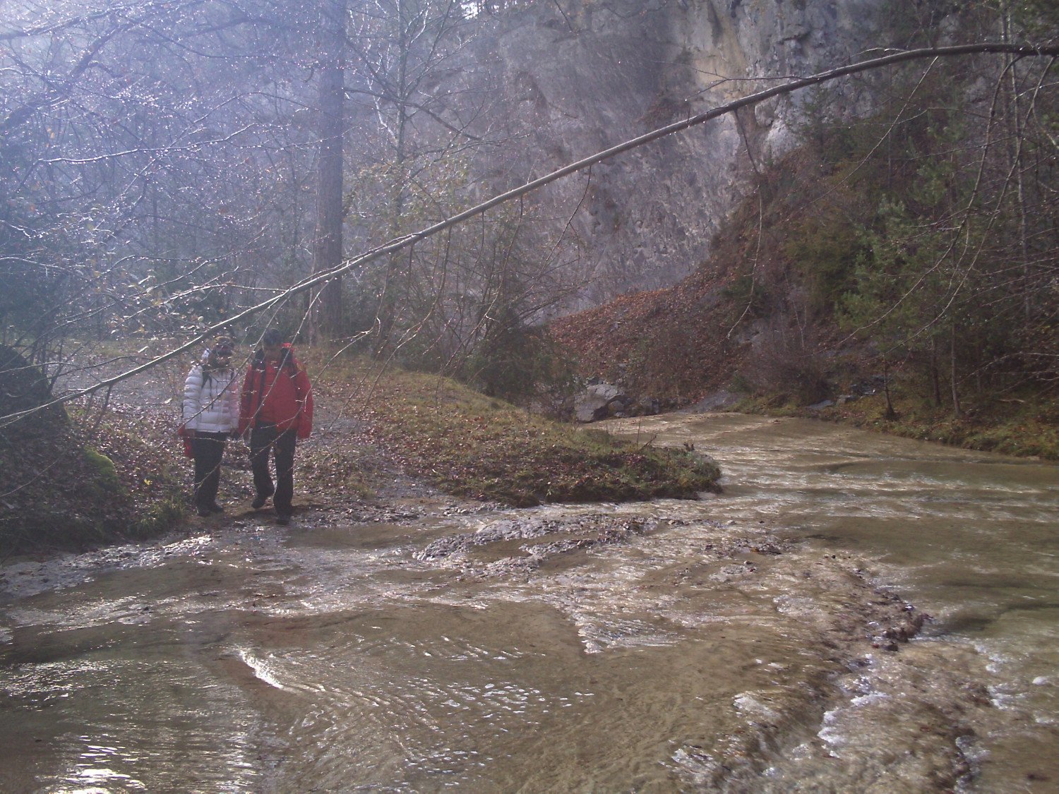 Cruzando la Riera de Lla&eacute;s
