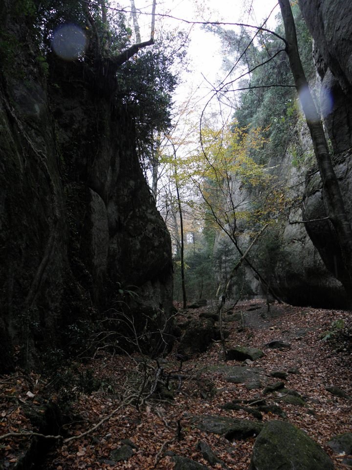 Entre las paredes en la cara norte de la Sierra dels Bufadors (Foto: Kike)