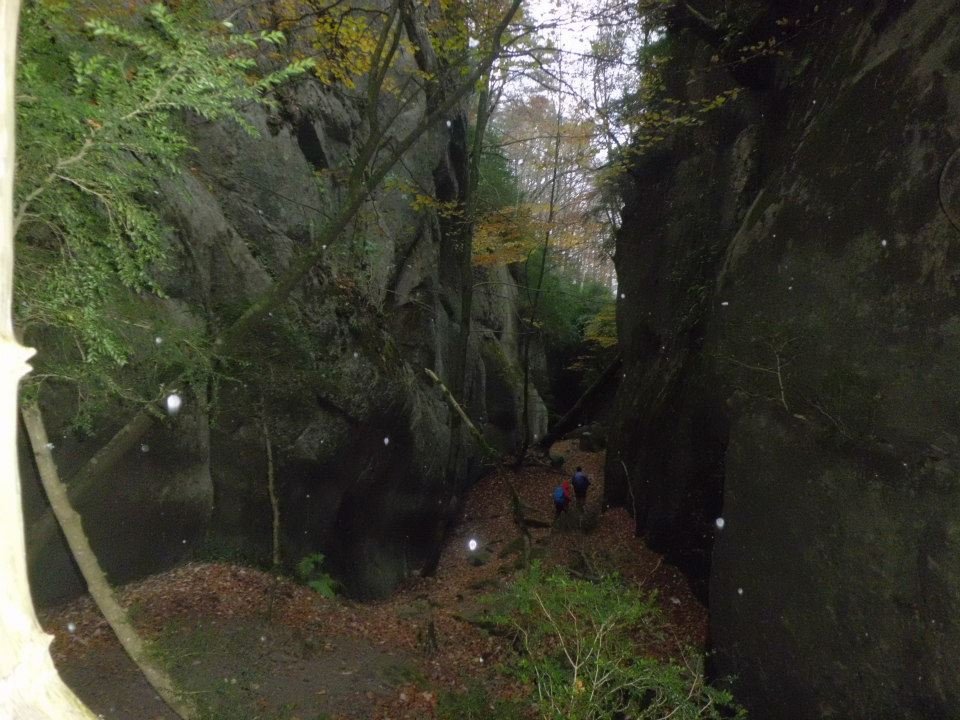 Entre las paredes en la cara norte de la Sierra dels Bufadors (Foto: Juan)