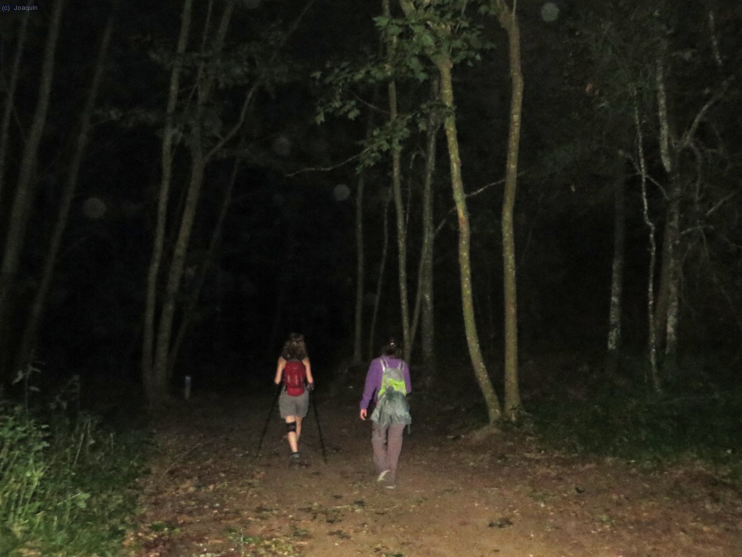 Anna y Raquel en el Pl&aacute; del Forn llegando a Vallgorguina