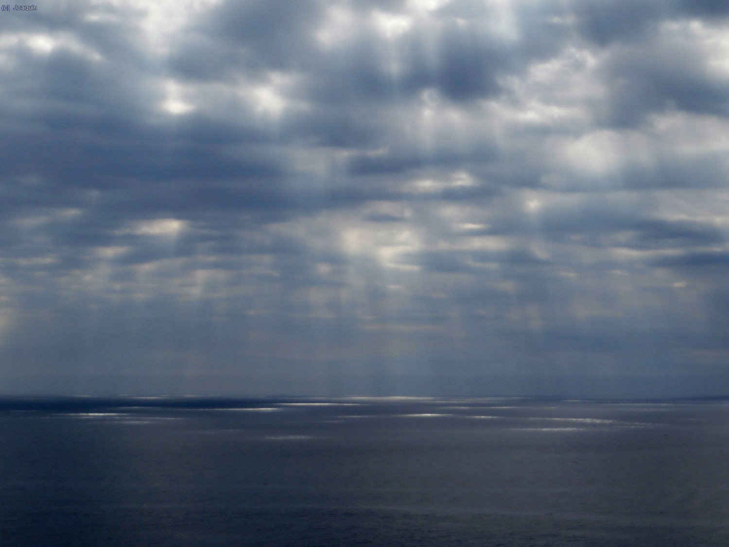 Los focos del sol iluminan el Mediterr&aacute;neo 