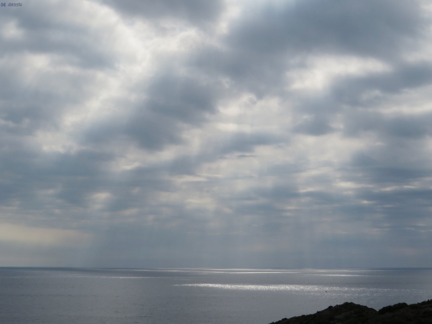 Los focos del sol iluminan el Mediterr&aacute;neo 