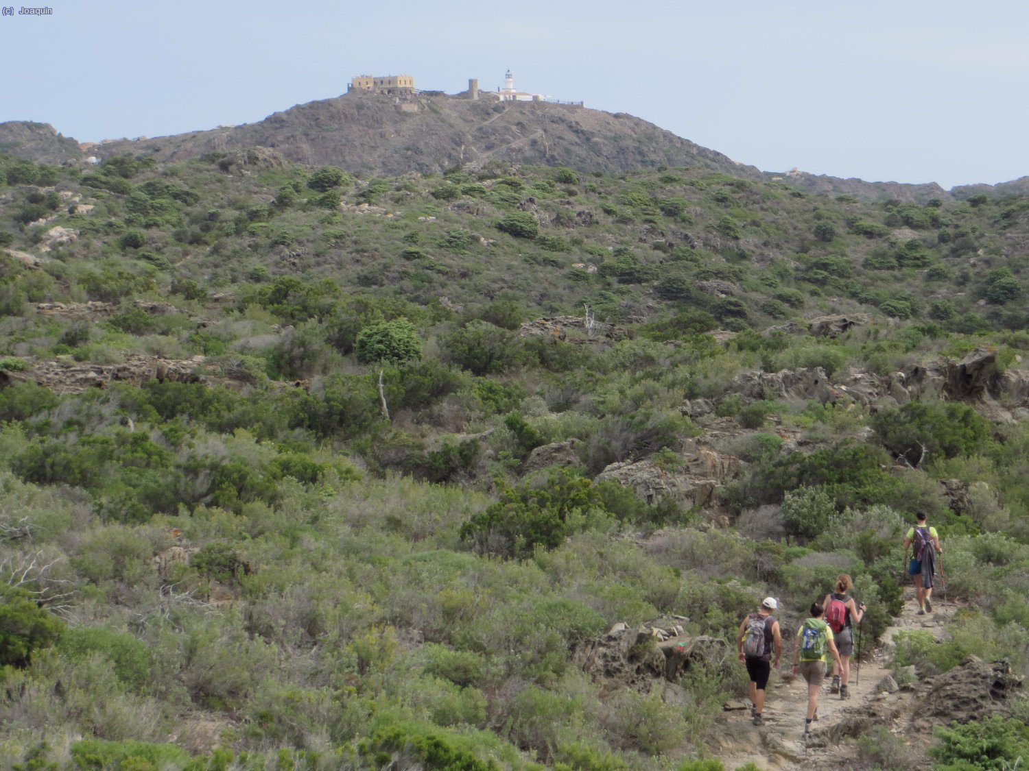 "Cam&iacute; Vell al Cap de Creus" al fondo el Faro y el edificio del restaurante