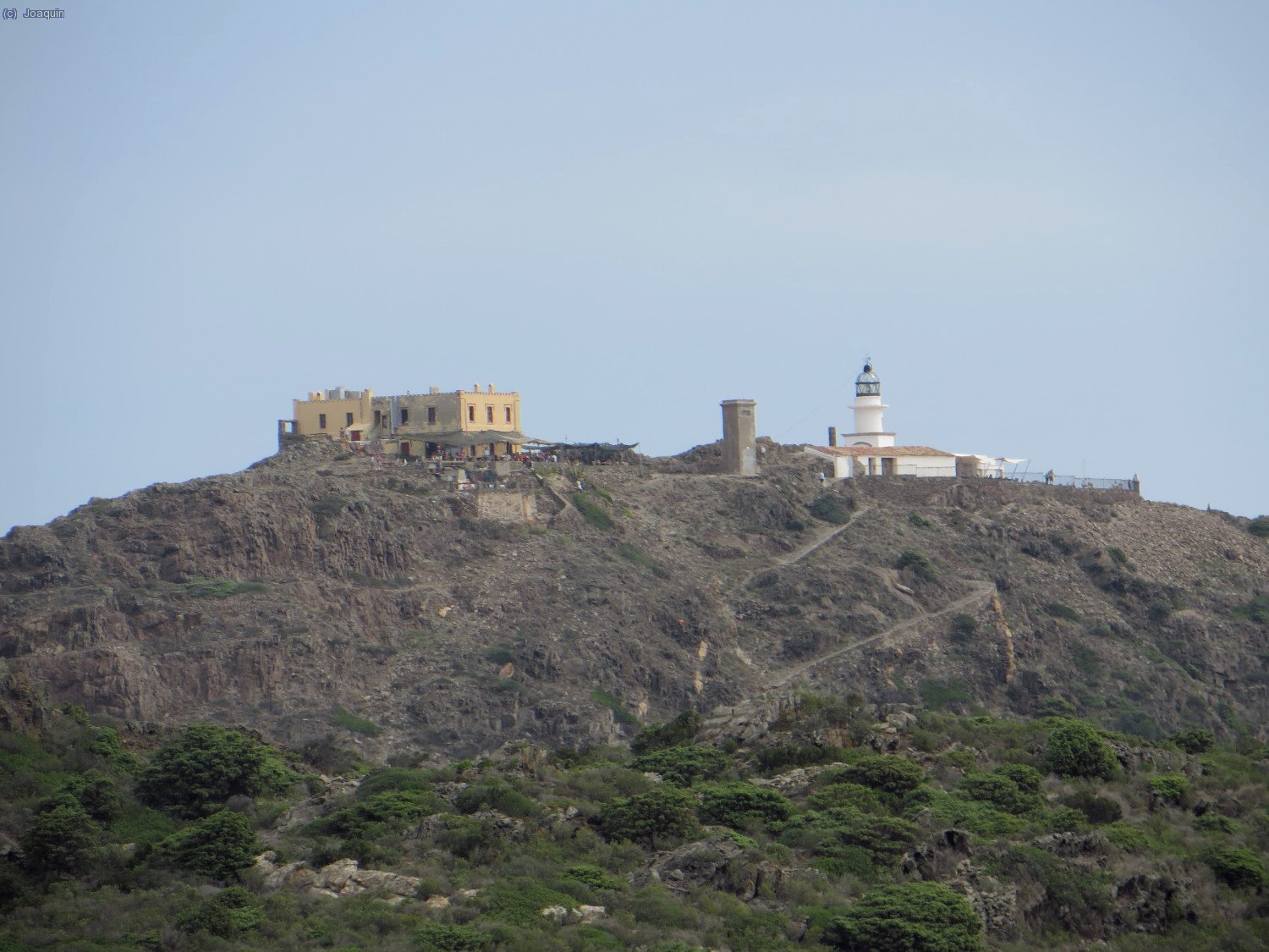 Al fondo el Faro y el edificio del restaurante