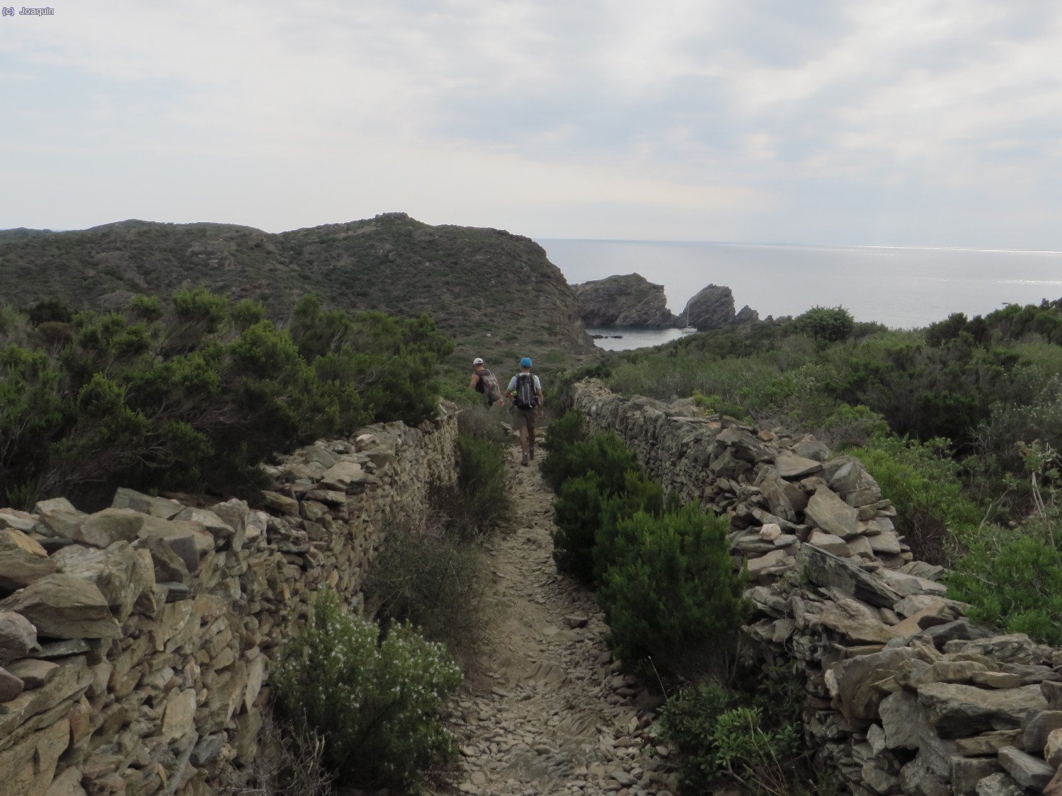 "Cam&iacute; Vell al Cap de Creus", al fondo Ses Ielles