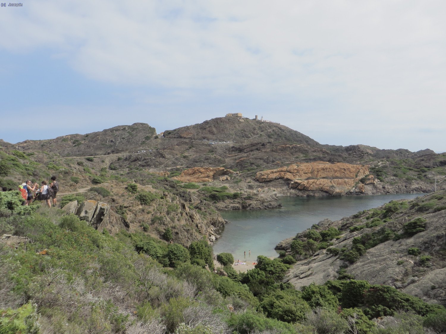 Abajo Cala Jugadora y detr&aacute;s el Faro y restaurante del Cabo de Creus
