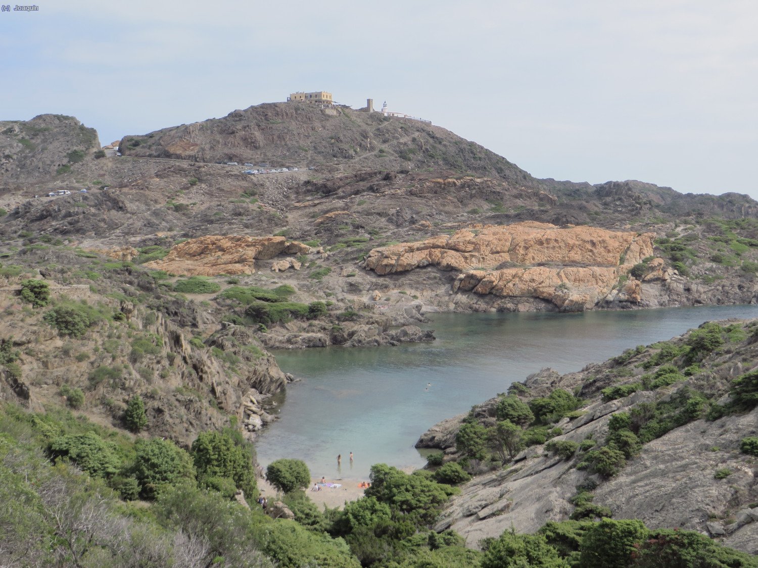 Abajo Cala Jugadora y detr&aacute;s el Faro y restaurante del Cabo de Creus