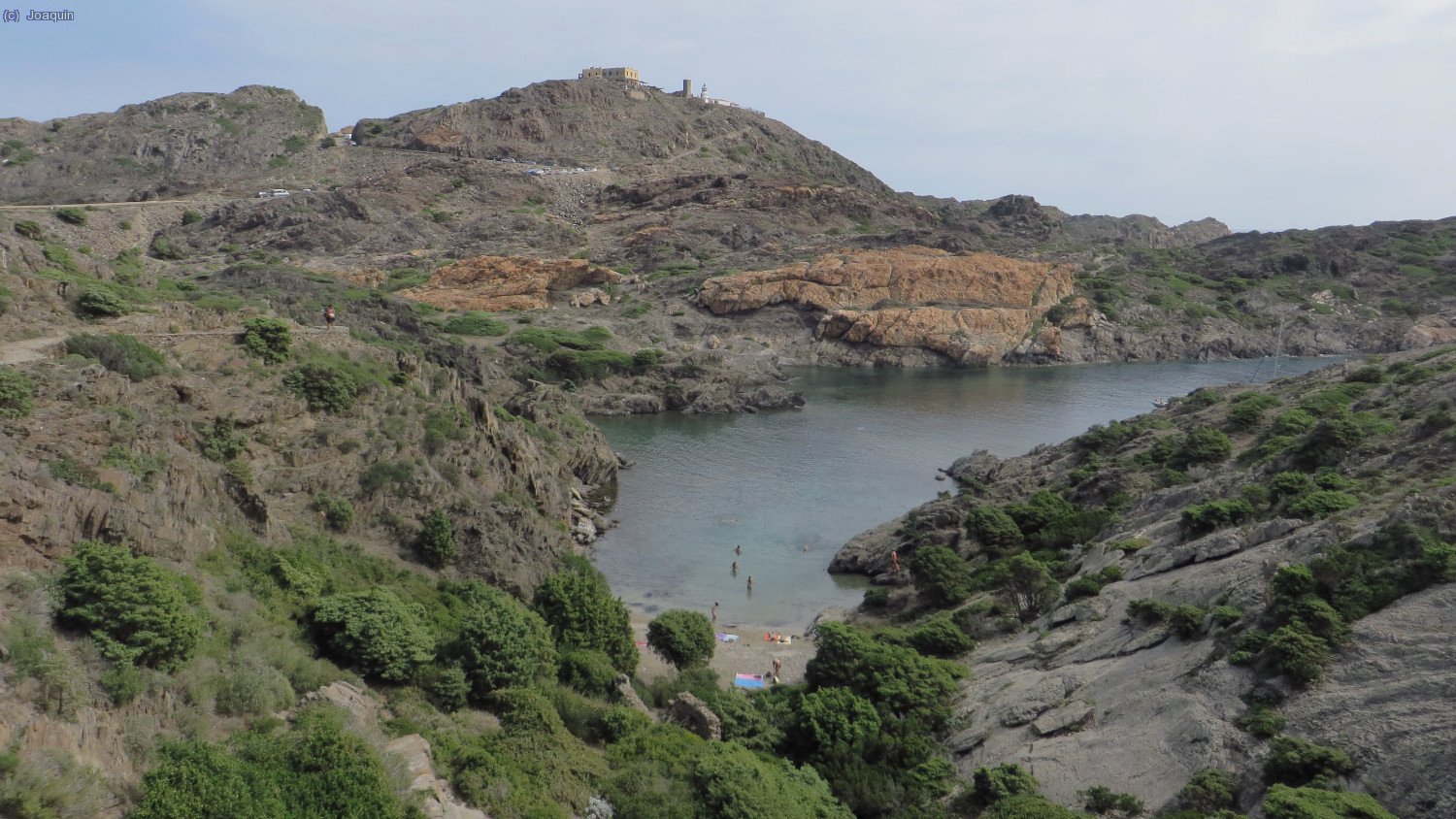 Cala Jugadora y detr&aacute;s el Faro y restaurante del Cabo de Creus