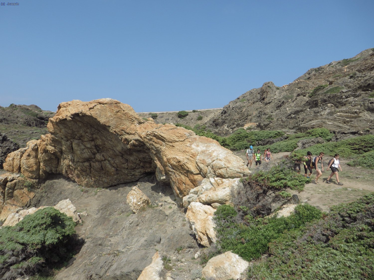Rocas volc&aacute;nicas bajo el Faro 