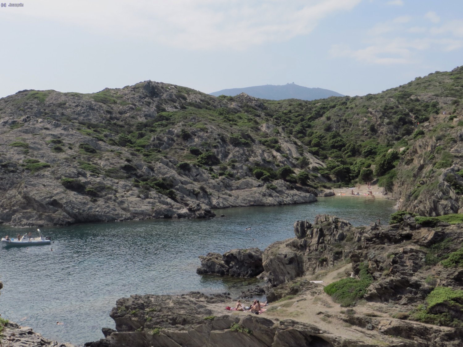 Cala Jugadora y al fondo la playita del Rac&oacute; dels Barrilers
