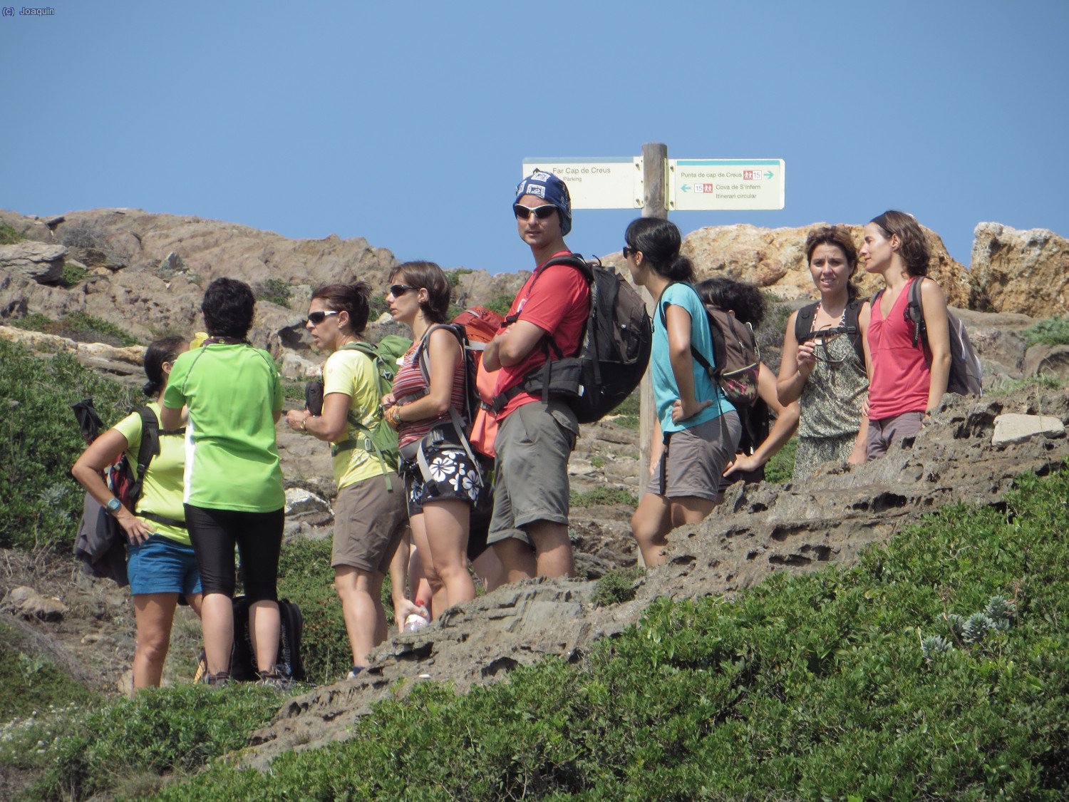 El grupo en la se&ntilde;alizaci&oacute;n que nos llevar&aacute; hasta el Cabo de Creus